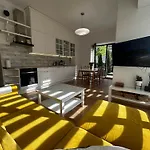 1st Floor, 2 Bedrooms Apartment, Center, Private Parking, Terrace, 7min To The Sea Lejlighed