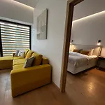 1st Floor, 2 Bedrooms Apartment, Center, Private Parking, Terrace, 7min To The Sea *