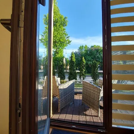 1st Floor, 2 Bedrooms Apartment, Center, Private Parking, Terrace, 7min To The Sea *