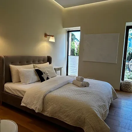 1st Floor, 2 Bedrooms Apartment, Center, Private Parking, Terrace, 7min To The Sea