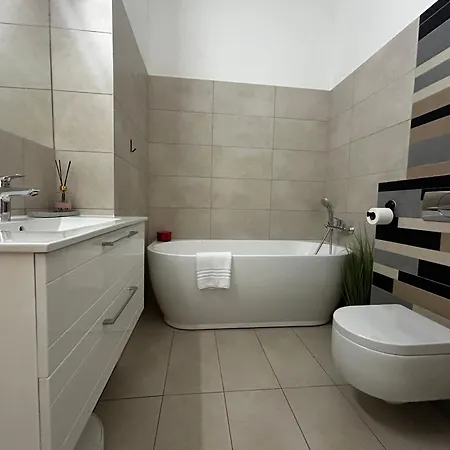 Apartamento 1st Floor, 2 Bedrooms Apartment, Center, Private Parking, Terrace, 7min To The Sea