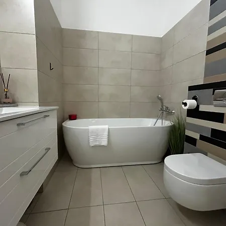 1st Floor, 2 Bedrooms Apartment, Center, Private Parking, Terrace, 7min To The Sea Apartamento *