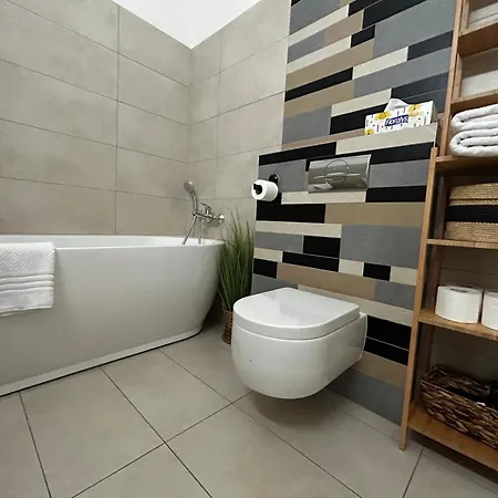 1st Floor, 2 Bedrooms Apartment, Center, Private Parking, Terrace, 7min To The Sea Palanga