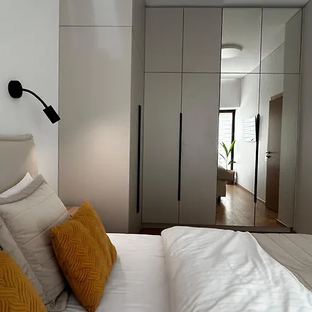1st Floor, 2 Bedrooms Apartment, Center, Private Parking, Terrace, 7min To The Sea *
