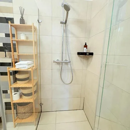 Apartment 1st Floor, 2 Bedrooms Apartment, Center, Private Parking, Terrace, 7min To The Sea