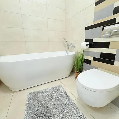 Apartment 1st Floor, 2 Bedrooms Apartment, Center, Private Parking, Terrace, 7min To The Sea