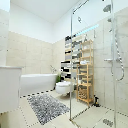 1st Floor, 2 Bedrooms Apartment, Center, Private Parking, Terrace, 7min To The Sea