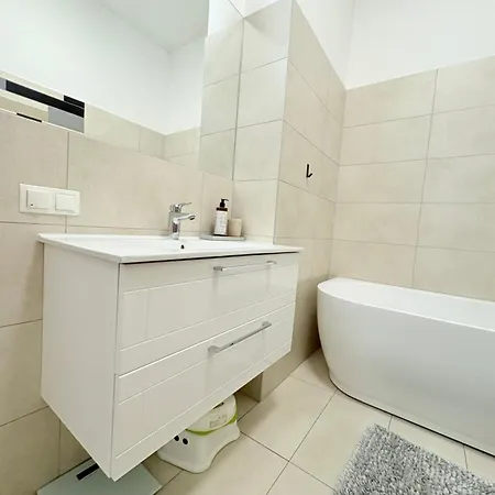 Apartment 1st Floor, 2 Bedrooms Apartment, Center, Private Parking, Terrace, 7min To The Sea