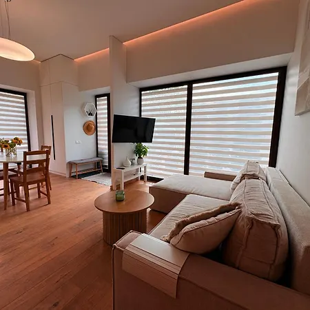 1st Floor, 2 Bedrooms Apartment, Center, Private Parking, Terrace, 7min To The Sea *
