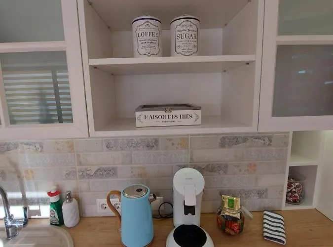 1st Floor, 2 Bedrooms Apartment, Center, Private Parking, Terrace, 7min To The Sea