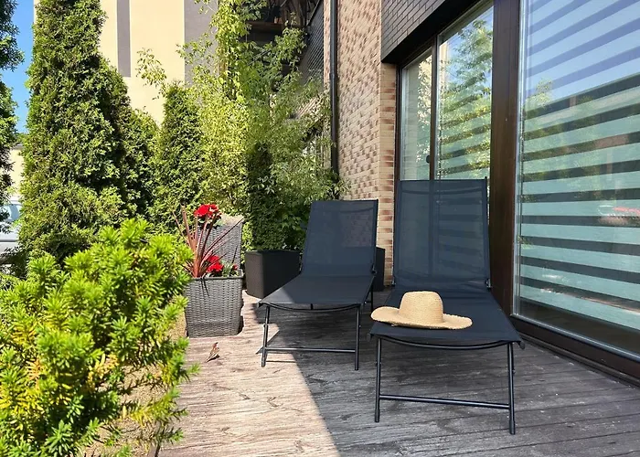 1st Floor, 2 Bedrooms Apartment, Center, Private Parking, Terrace, 7min To The Sea Apartman