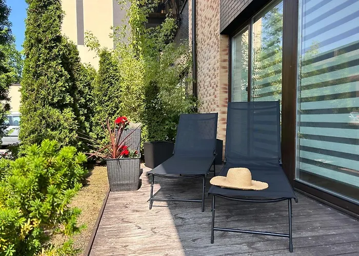 1st Floor, 2 Bedrooms Apartment, Center, Private Parking, Terrace, 7min To The Sea