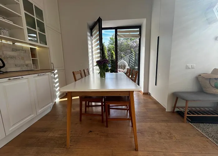 Apartman 1st Floor, 2 Bedrooms Apartment, Center, Private Parking, Terrace, 7min To The Sea