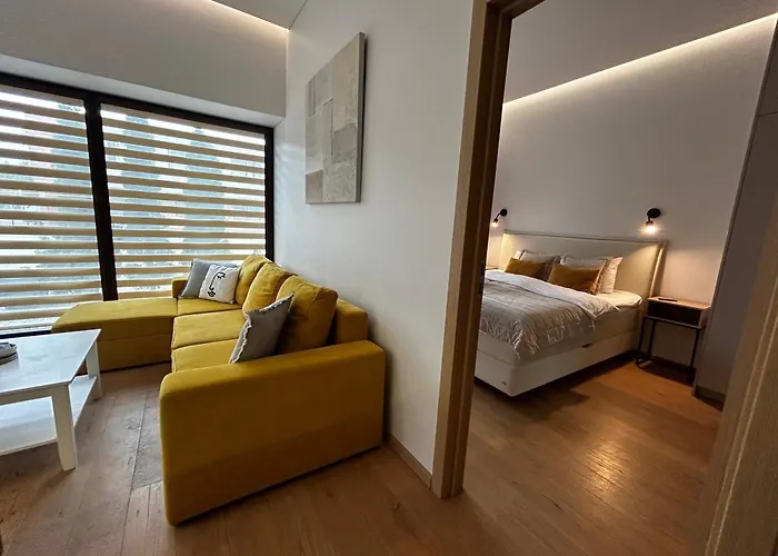 1st Floor, 2 Bedrooms Apartment, Center, Private Parking, Terrace, 7min To The Sea *