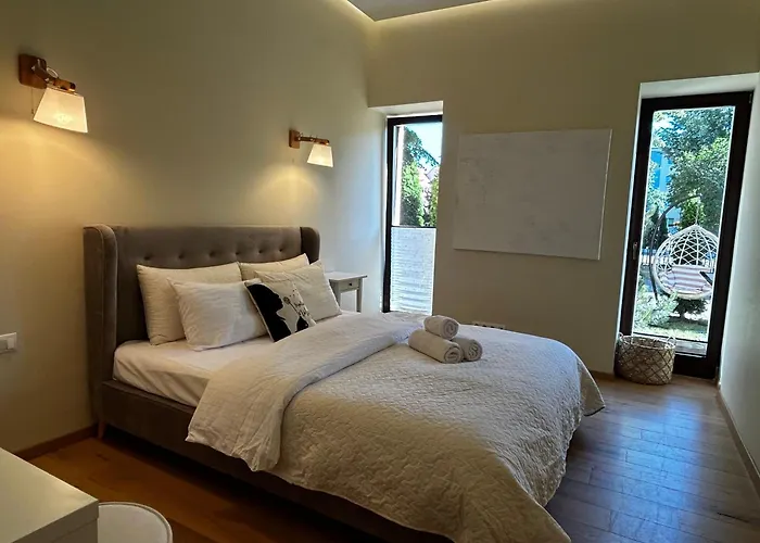 1st Floor, 2 Bedrooms Apartment, Center, Private Parking, Terrace, 7min To The Sea