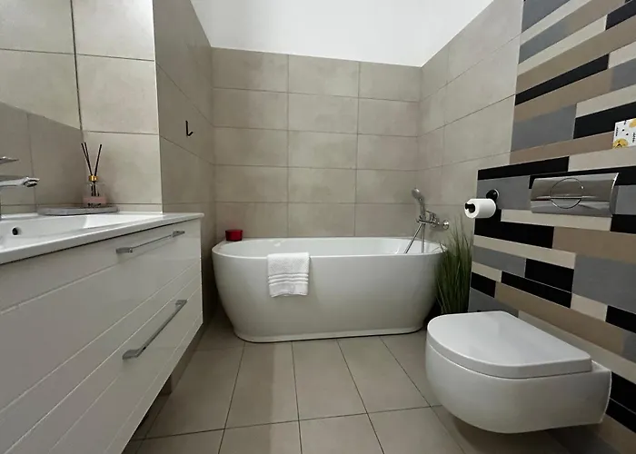 1st Floor, 2 Bedrooms Apartment, Center, Private Parking, Terrace, 7min To The Sea Apartman *