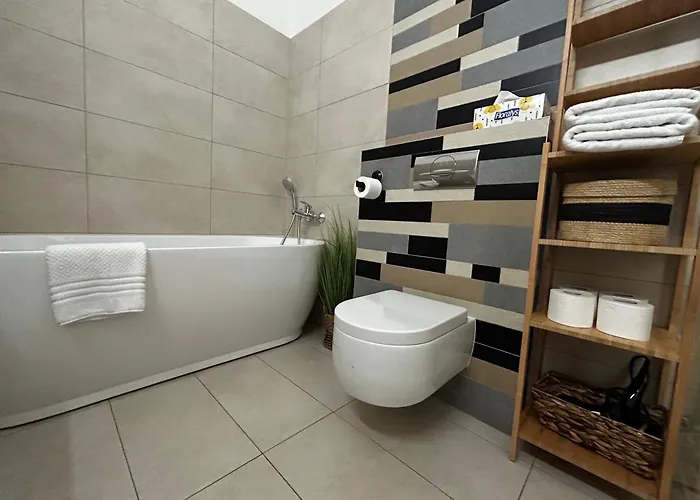 1st Floor, 2 Bedrooms Apartment, Center, Private Parking, Terrace, 7min To The Sea Palanga