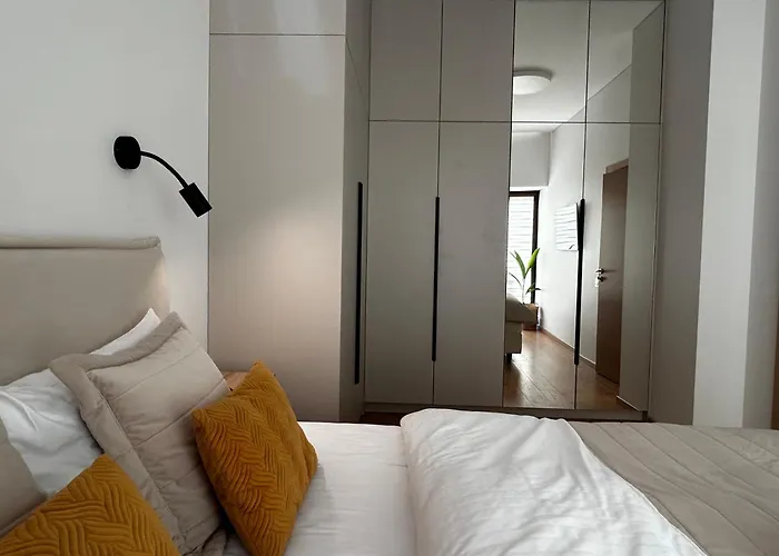 1st Floor, 2 Bedrooms Apartment, Center, Private Parking, Terrace, 7min To The Sea *